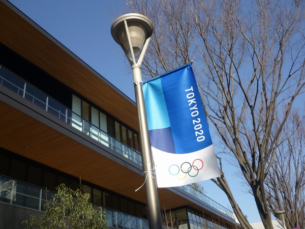 サンサンロードに「TOKYO 2020」バナーフラッグが登場 | 多摩てばこネット